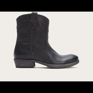 Frye Carson Lug boots 8